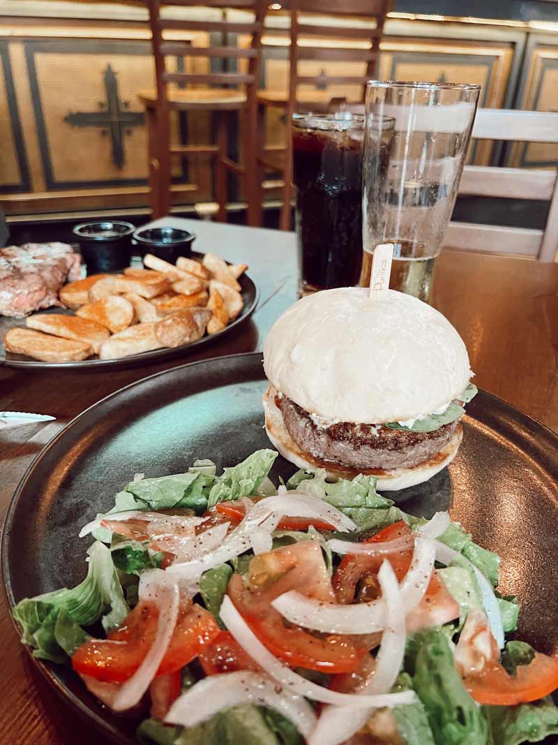 Burger Hamburguesa en Porthos Pub Cartagena de Indias