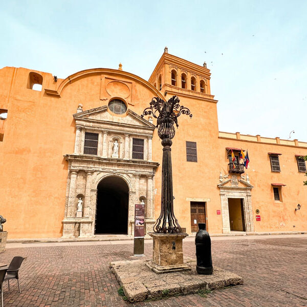 Iglesia Santo Domingo La Plaza y la Iglesia de Santo Domingo, Cartagena de Indias, Colombia
