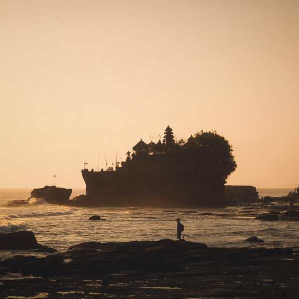 Templo de Tanah Lot, Bali Puesta de sol en el Templo de Tanah Lot, en Canggu, Bali, Indonesia