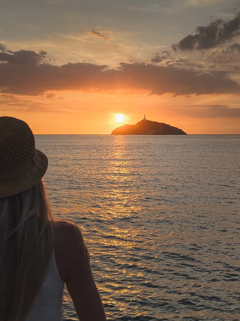 Puesta de sol en la playa de Santa Marta, Colombia