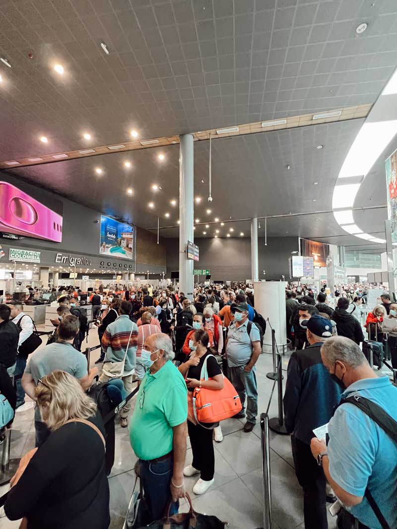 Cola control Emigración, Aeropuerto de Bogotá, Colombia