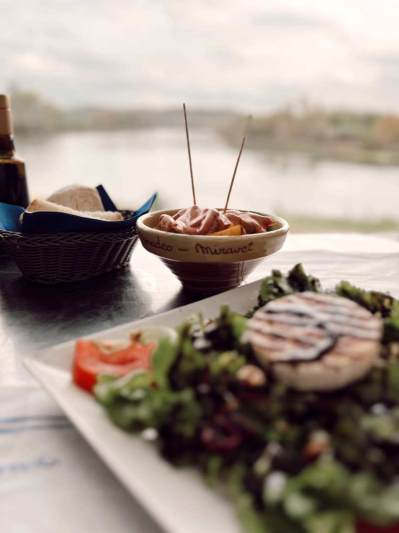 Comida en Miravet, Tarragona, Cataluña, España