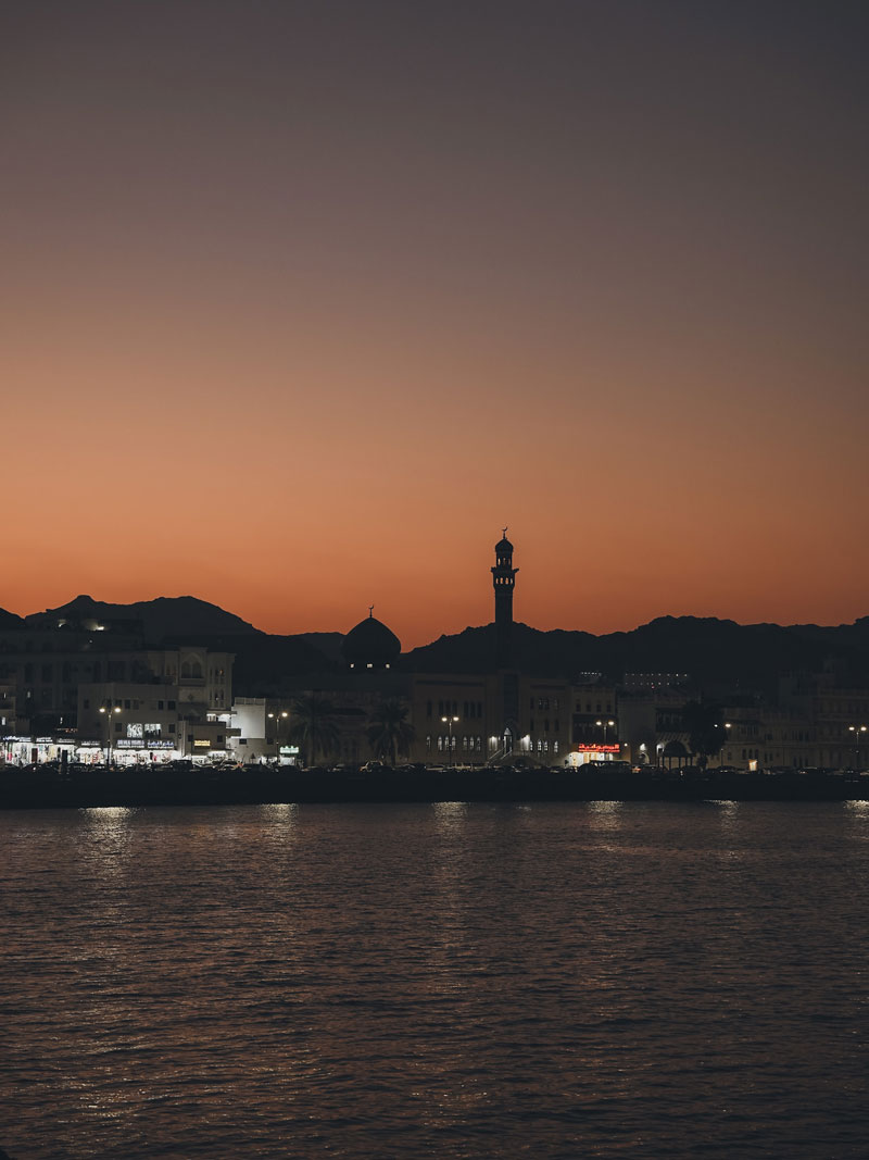 Puesta de sol en La Corniche de Mascate, Omán
