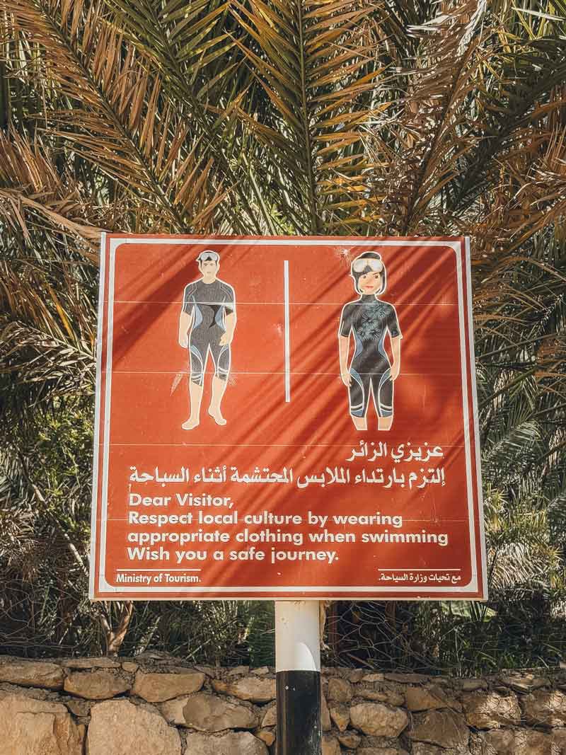Código de vestimenta en Wadi Bani Khalid, Omán Código de vestimenta en Wadi Bani Khalid, Omán