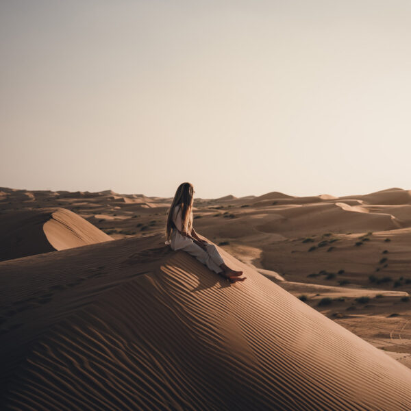 Puesta de sol en el desierto de Wahiba Sands, Omán Puesta de sol en el desierto de Wahiba Sands, Omán