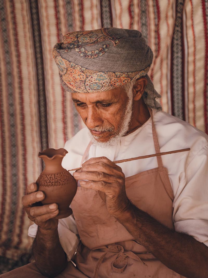 Alfarero omaní en Castillo de Jabreen, Oman