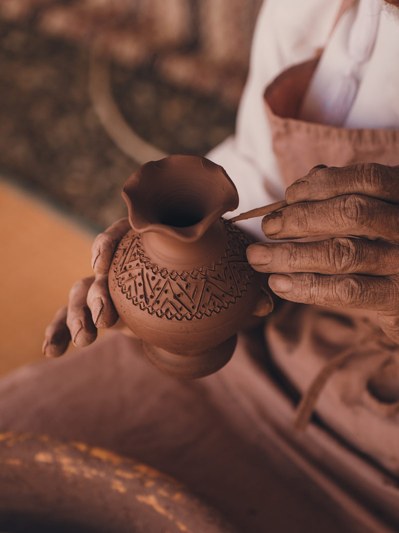Alfarero omaní en Castillo de Jabreen, Oman