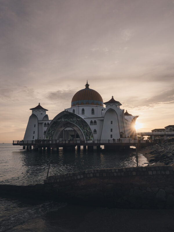 Atardecer en la Masjid Selat Melaka , Malaca, Malasia
